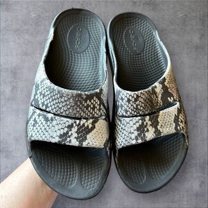 OOFOS Recovery Slides Sandals Unisex Mens 6 Womens 8 Black/Snakeprint SlipOn